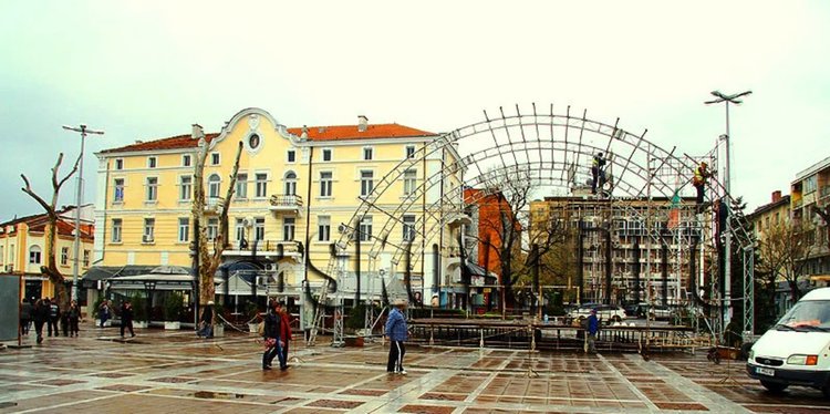 Камионите, които навлизат на площада, вероятно ще плащат такси