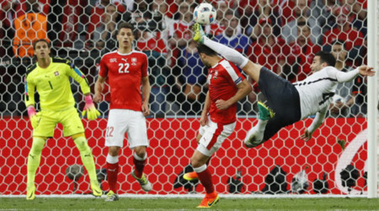 Франция и Швейцария се задоволиха с нулево реми в битката за първото място