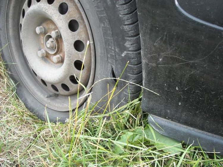 Накълцаха гумите на три автомобила в местност край Осиково