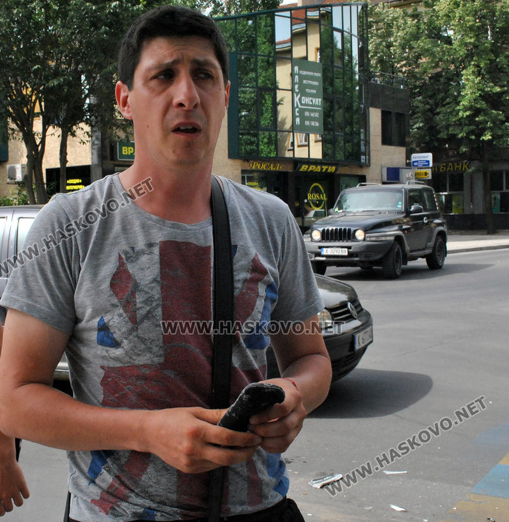 Шоьорът на пикапа бе притеснен и не пожела да се представи, макар според очевидци на инцидента да няма вина за катастрофата 