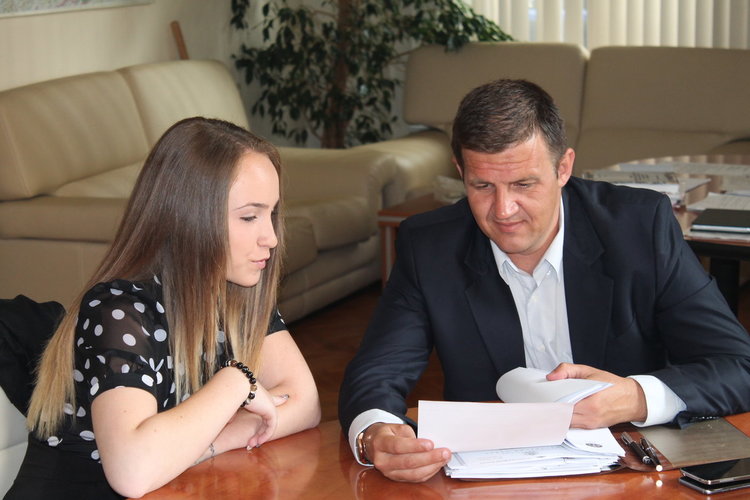 17-годишната Гергана Стаменова управлява днес Хасковска област, заедно с областния управител Станислав Дечев, снимка - Областна администрация