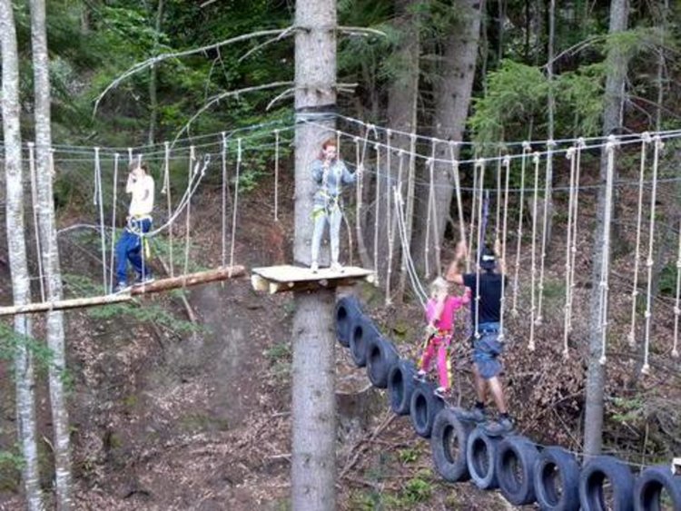 ЕВН финансира проект за фотоволтаична система и пиезопътека в горското училище край Смолян