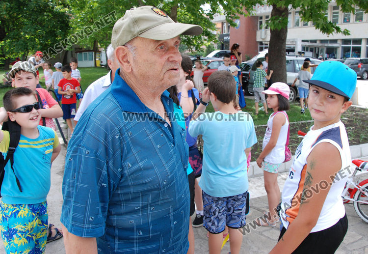 В „Забавно лято“ 80 -годишни напътстваха 8-годишните как се играе Миль