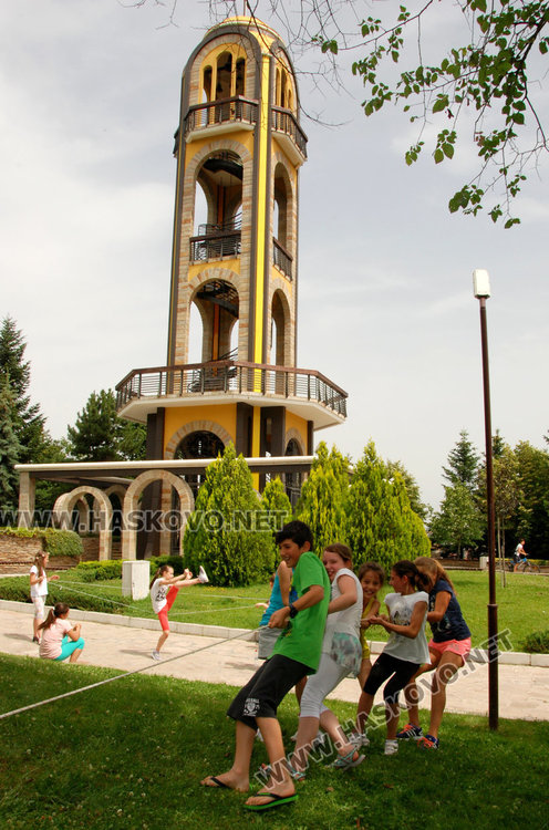 В „Забавно лято“ 80 -годишни напътстваха 8-годишните как се играе Миль