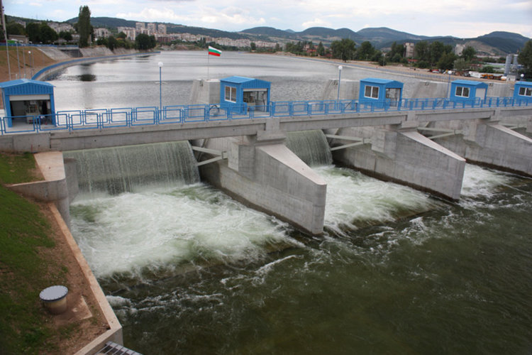 На косъм от трагедия: Спасиха юноша от водите на Арда