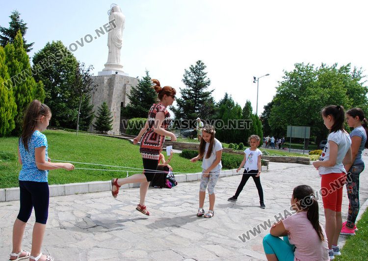 В „Забавно лято“ 80 -годишни напътстваха 8-годишните как се играе Миль
