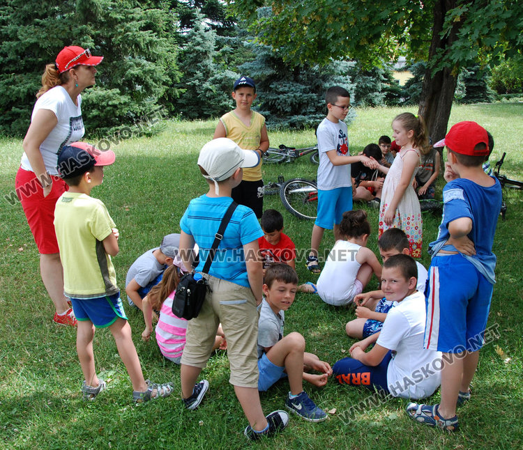 В „Забавно лято“ 80 -годишни напътстваха 8-годишните как се играе Миль