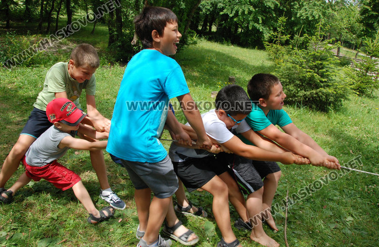 В „Забавно лято“ 80 -годишни напътстваха 8-годишните как се играе Миль