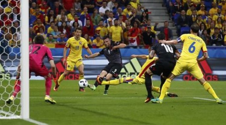 Франция и Швейцария се задоволиха с нулево реми в битката за първото място