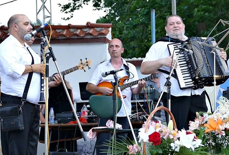 Със заря поздравиха акордеониста Иван Милев