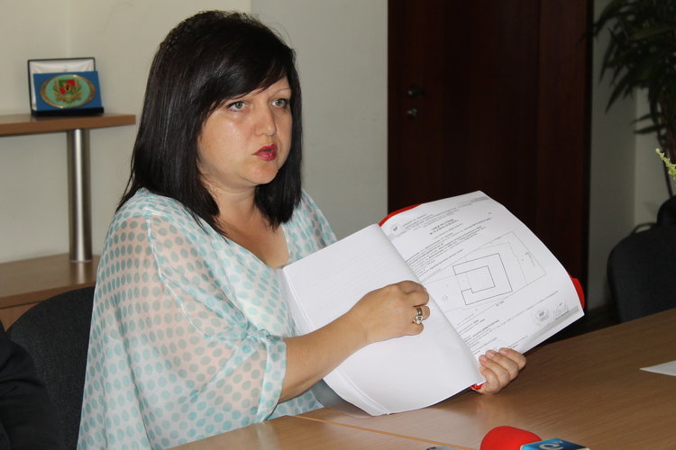 Председателят на ОбС Гергана Кръстева показва коя част от сградата иска държавата и коя остава на Общината