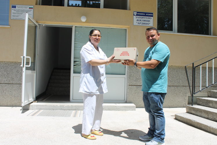 Ардински зет зарадва обитателите на Защитеното жилище със сладолед