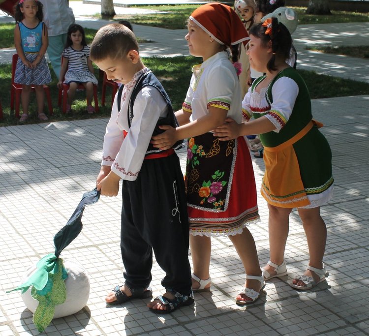Почетоха популярни детски писатели с празник в ЦДГ №1