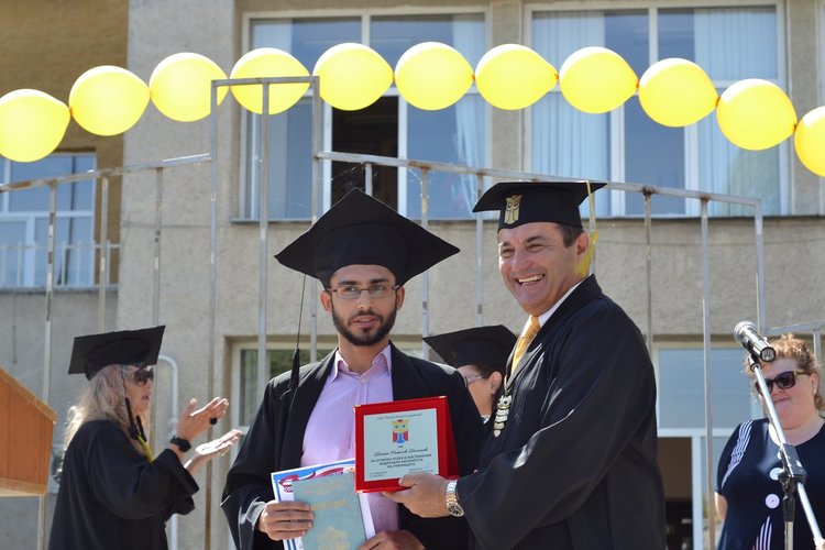 Тържествено дипломиране за славейковци