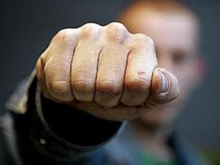 Мъж се нахвърли върху спешен медик