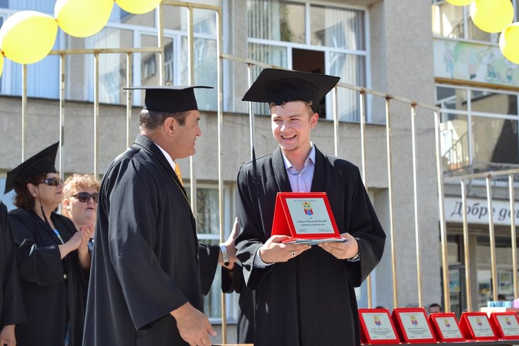 Тържествено дипломиране за славейковци