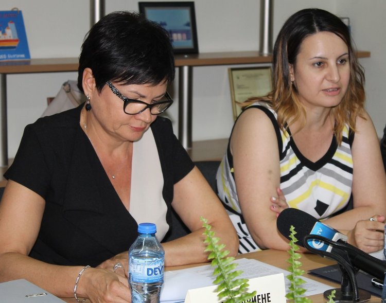 Рома Будриене /вляво/, която е управител на фирмата за България