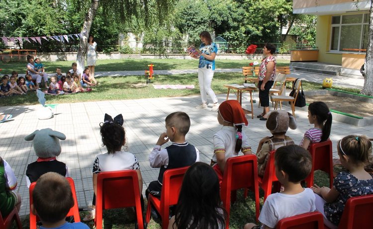 Почетоха популярни детски писатели с празник в ЦДГ №1