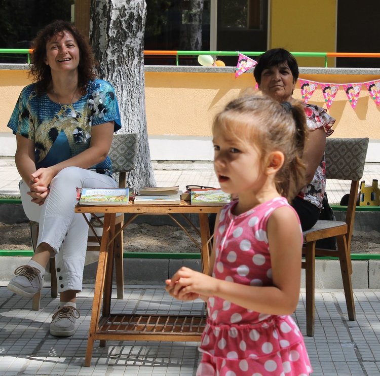 Почетоха популярни детски писатели с празник в ЦДГ №1