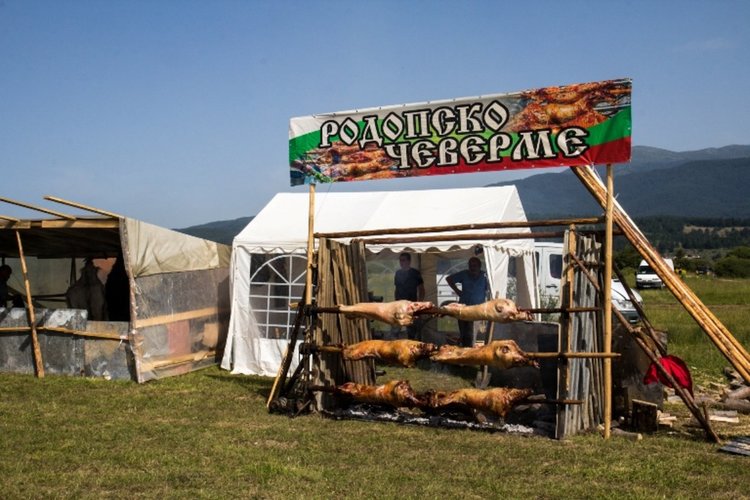 Прочутите ни родопски специалитети се превърнаха в атракция на първото издание на „Ирин Пирин –Съборът на Югозапада”