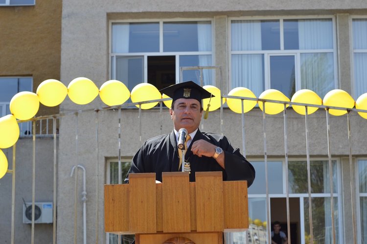 Тържествено дипломиране за славейковци