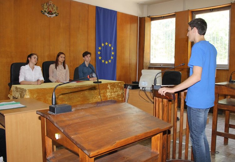 Симулативен съдебен процес организираха днес десетокласници от ПМГ "Иван Вазов" в Димитровград