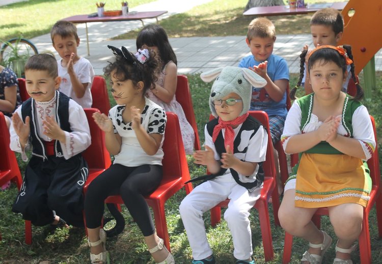 Почетоха популярни детски писатели с празник в ЦДГ №1