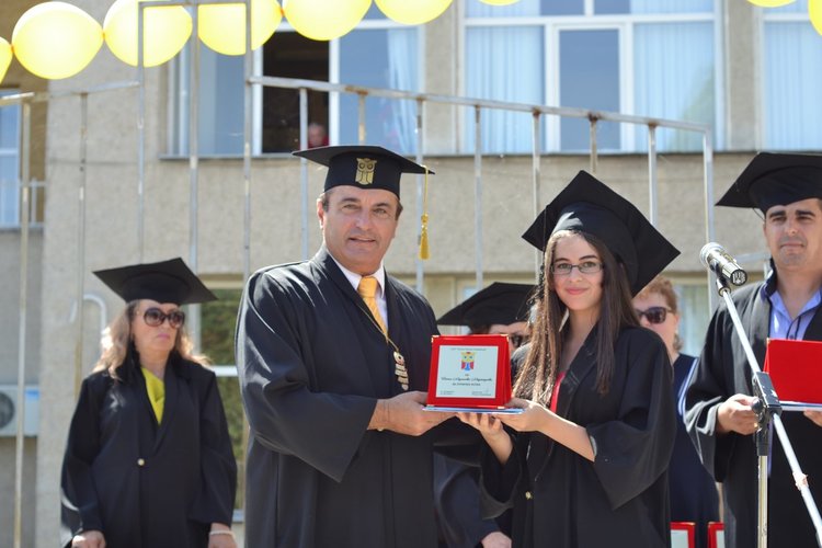 Тържествено дипломиране за славейковци