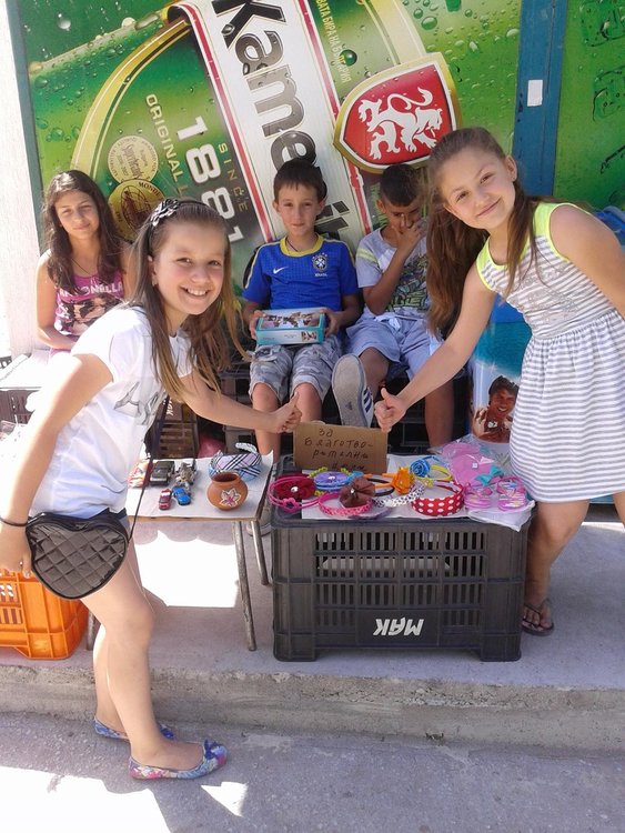 Деца от Смолян отвориха "магазинче за надежда", продават любими играчки 