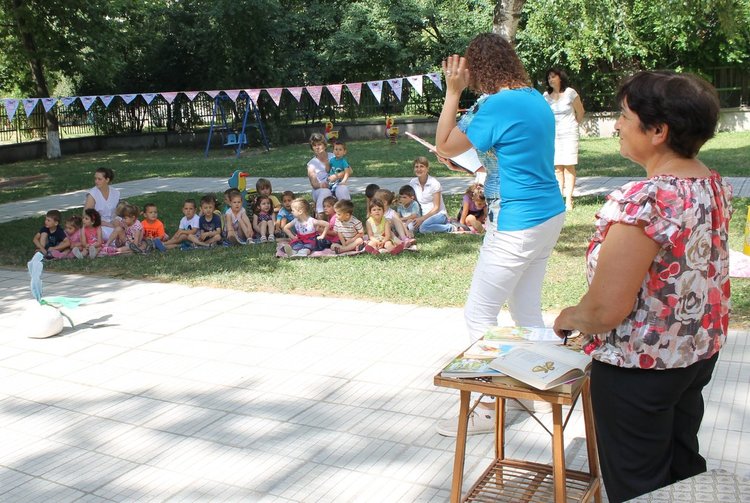 Почетоха популярни детски писатели с празник в ЦДГ №1