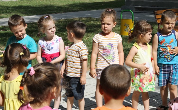 Почетоха популярни детски писатели с празник в ЦДГ №1