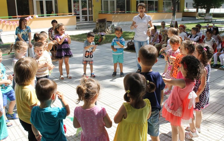 Почетоха популярни детски писатели с празник в ЦДГ №1