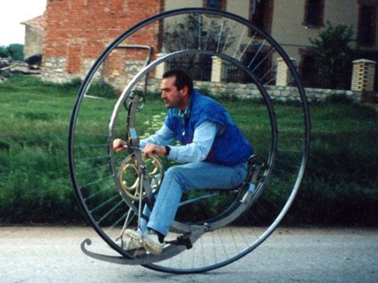 Реплика на един от 130-годишните моноцикли е продадена е eBay - за $ 13 000