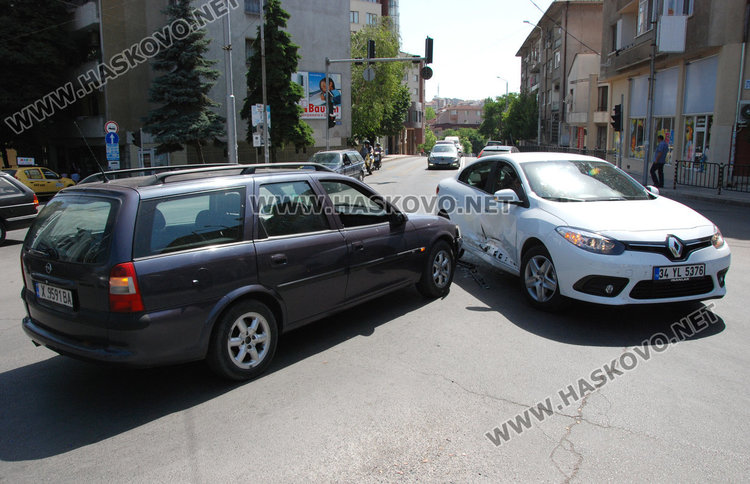 Едномесечно Рено от Истанбул и Опел се огънаха на "Раковски"