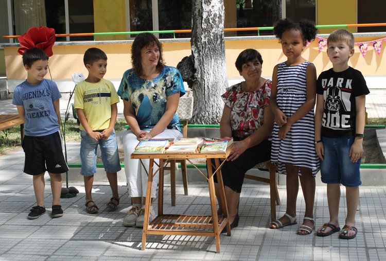 По инициатива на Детския отдел в Градска библиотека в градина "роза" четоха приказки на Ран Босилек
