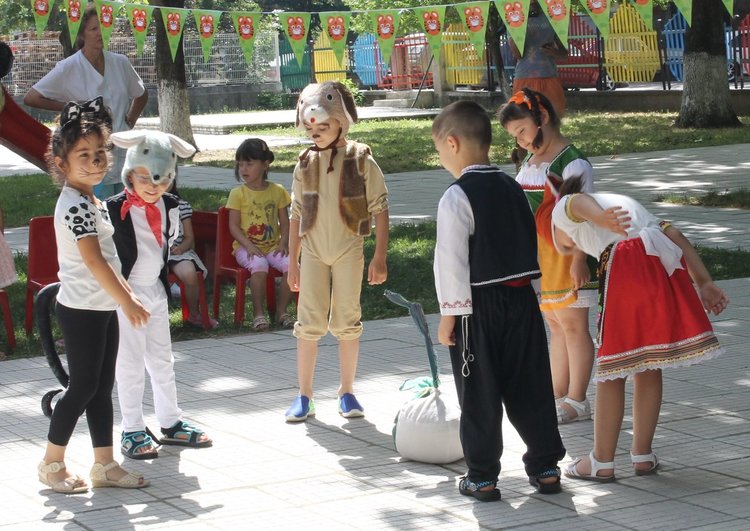 Почетоха популярни детски писатели с празник в ЦДГ №1