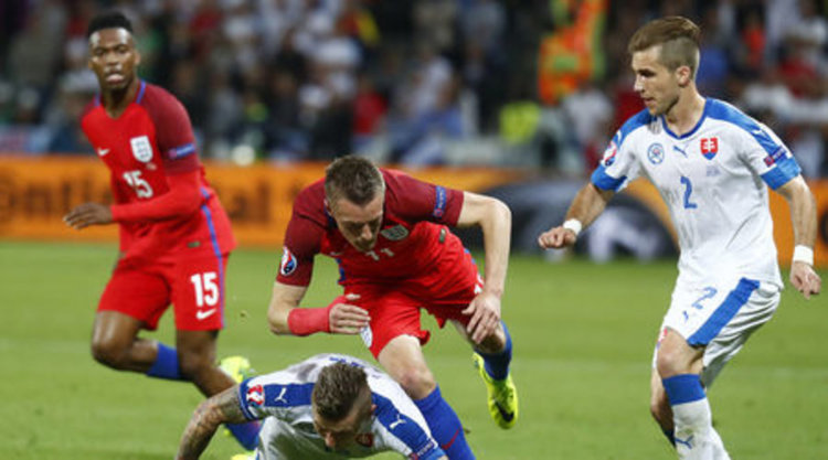 Уелс изпревари Англия за първото място, Словакия ще чака съдбата си