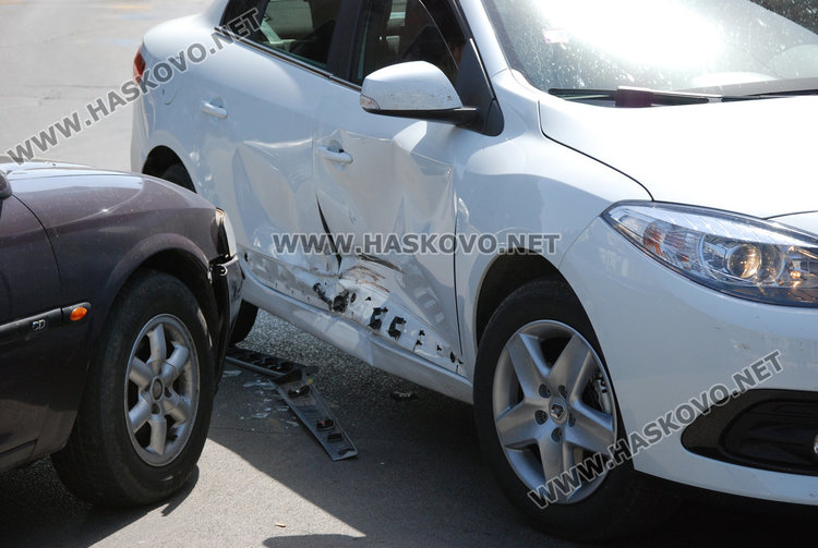 Едномесечно Рено от Истанбул и Опел се огънаха на "Раковски"