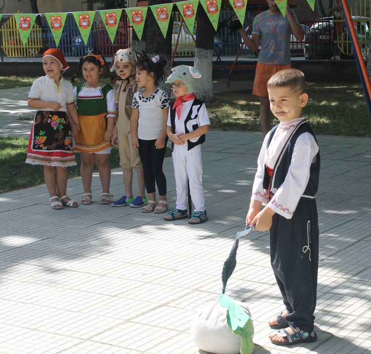 Почетоха популярни детски писатели с празник в ЦДГ №1