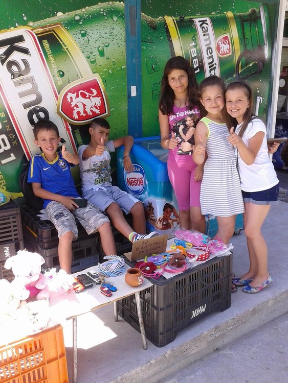 Деца от Смолян отвориха "магазинче за надежда", продават любими играчки 