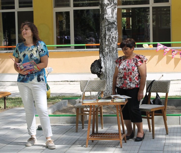 Почетоха популярни детски писатели с празник в ЦДГ №1