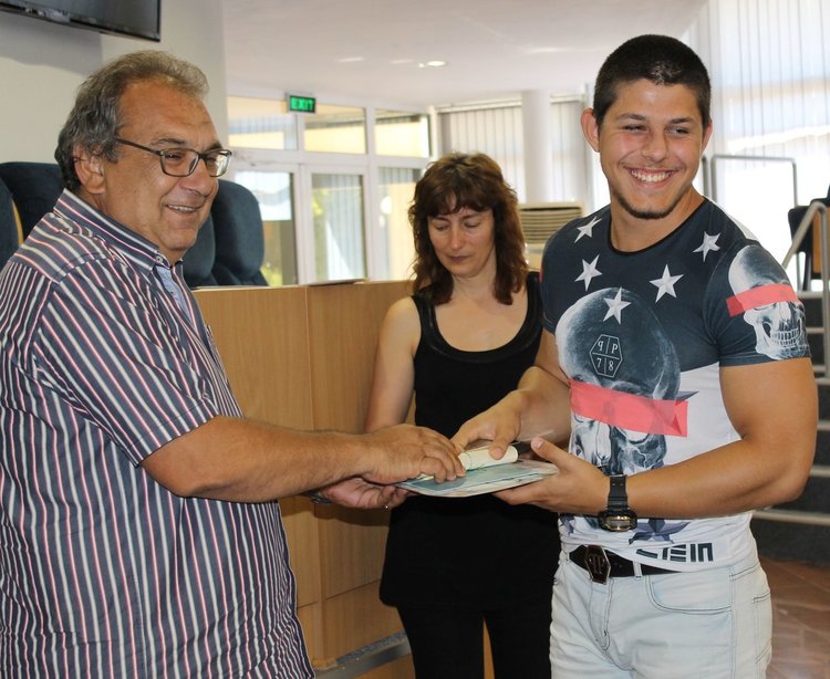 20 каравеловци взеха дипломи за средно образование