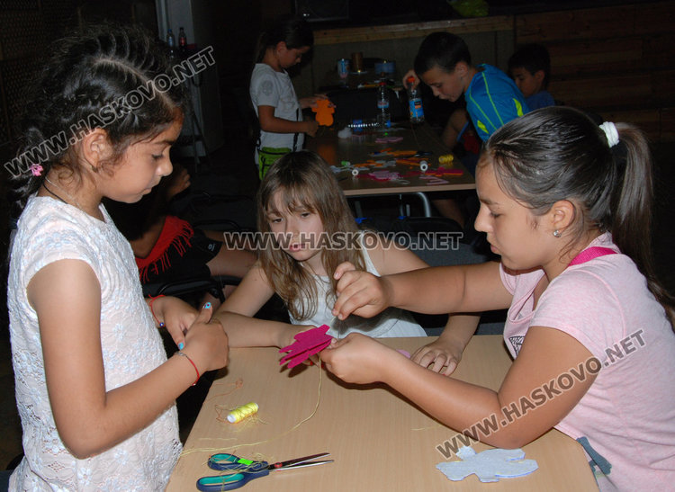 Пъстроцветни мечета украсиха Младежкия център