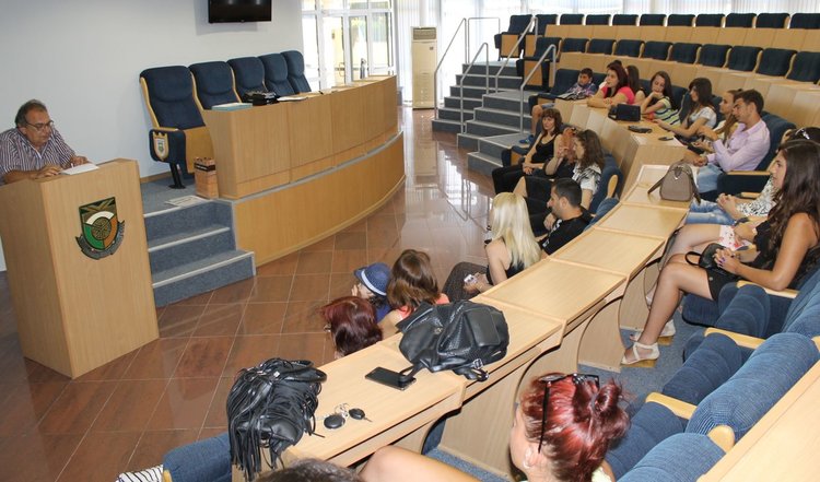 Директорът Валентин Христов пожела на младите хора попътен вятър в живота