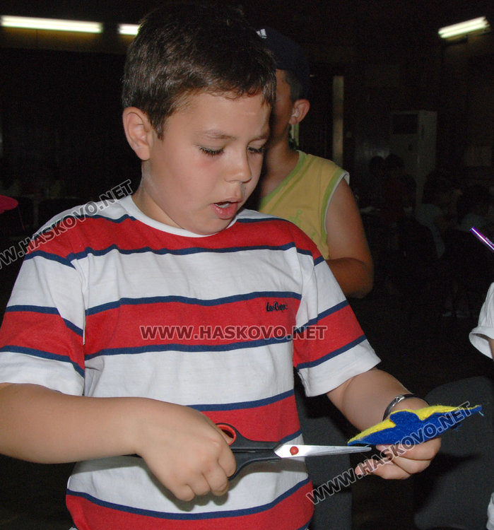 Пъстроцветни мечета украсиха Младежкия център