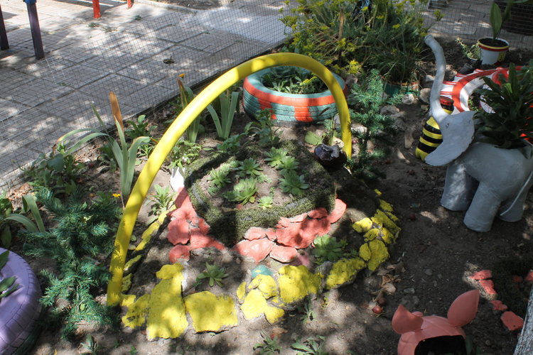 Стари гуми разкрасиха междублоково пространство в Димитровград