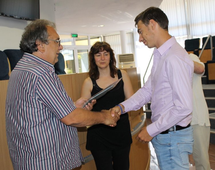 20 каравеловци взеха дипломи за средно образование