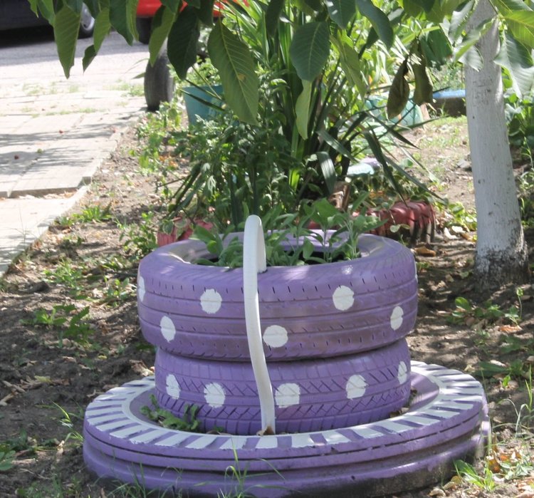 Стари гуми разкрасиха междублоково пространство в Димитровград