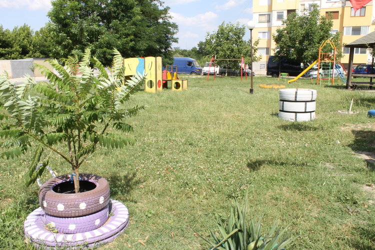 Стари гуми разкрасиха междублоково пространство в Димитровград