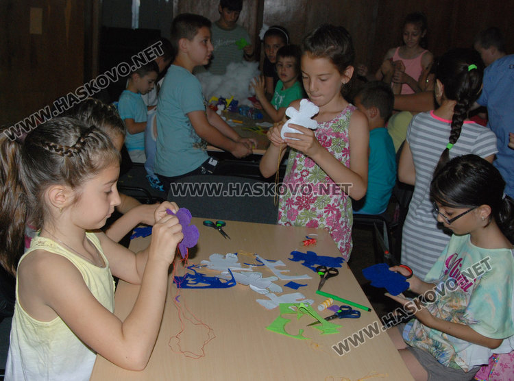 Пъстроцветни мечета украсиха Младежкия център